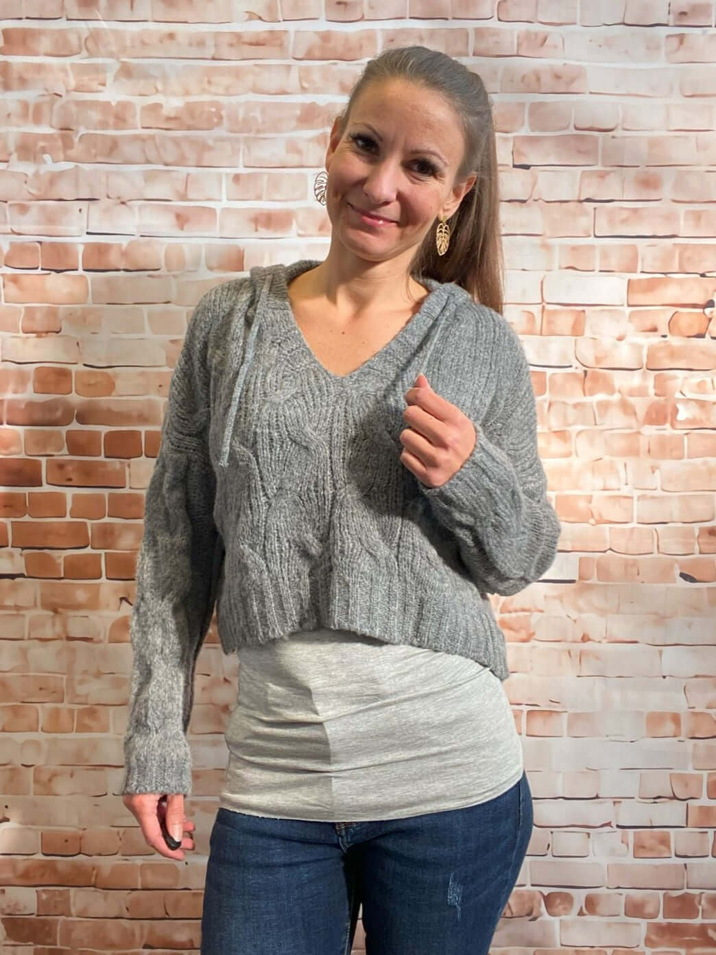 Bauchfreier Oversize-Strickpullover mit Kapuze