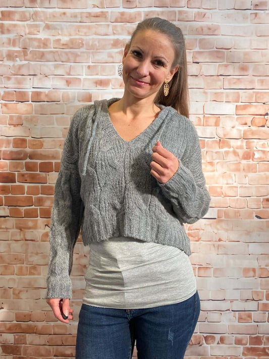Bauchfreier Oversize-Strickpullover mit Kapuze