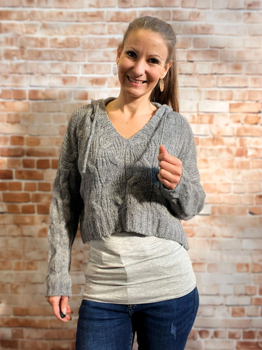 Kurzer Oversize-Strickpullover mit Kapuze