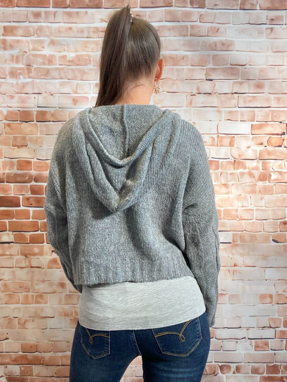 Bauchfreier Oversize-Strickpullover mit Kapuze