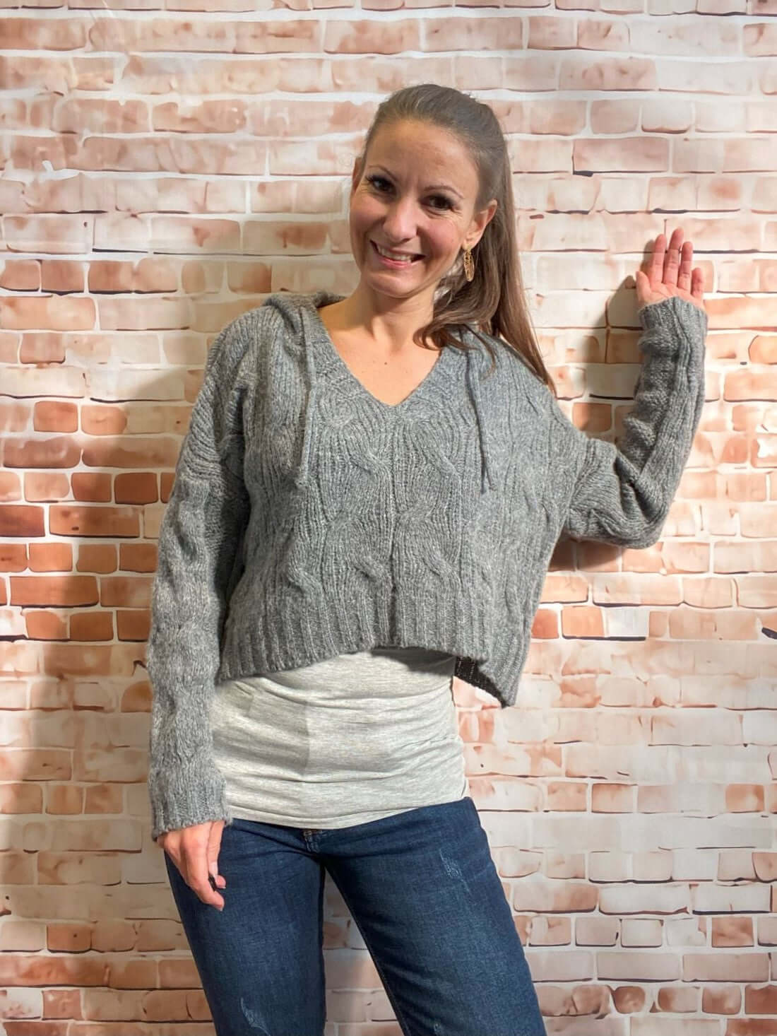 Bauchfreier Oversize-Strickpullover mit Kapuze