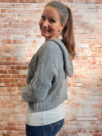 Bauchfreier Oversize-Strickpullover mit Kapuze