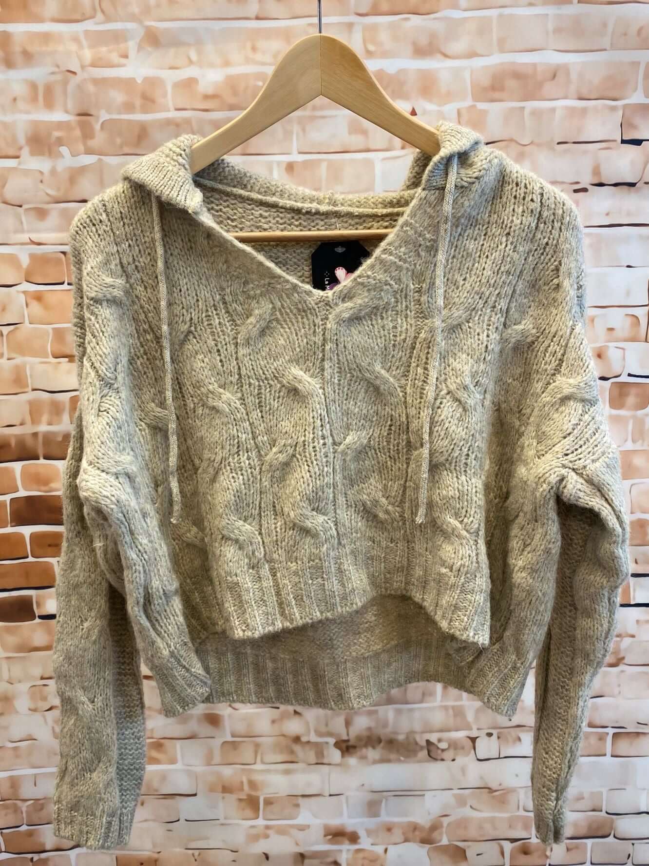 Bauchfreier Oversize-Strickpullover mit Kapuze