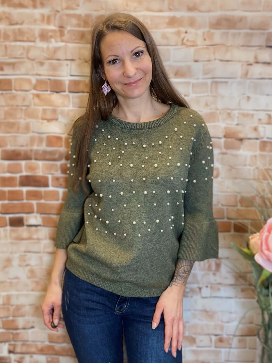 Olivgrüner Strickpullover mit Perlen