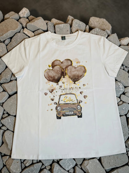 Weißes Kurzarmshirt mit Auto-Herzluftballons Motiv