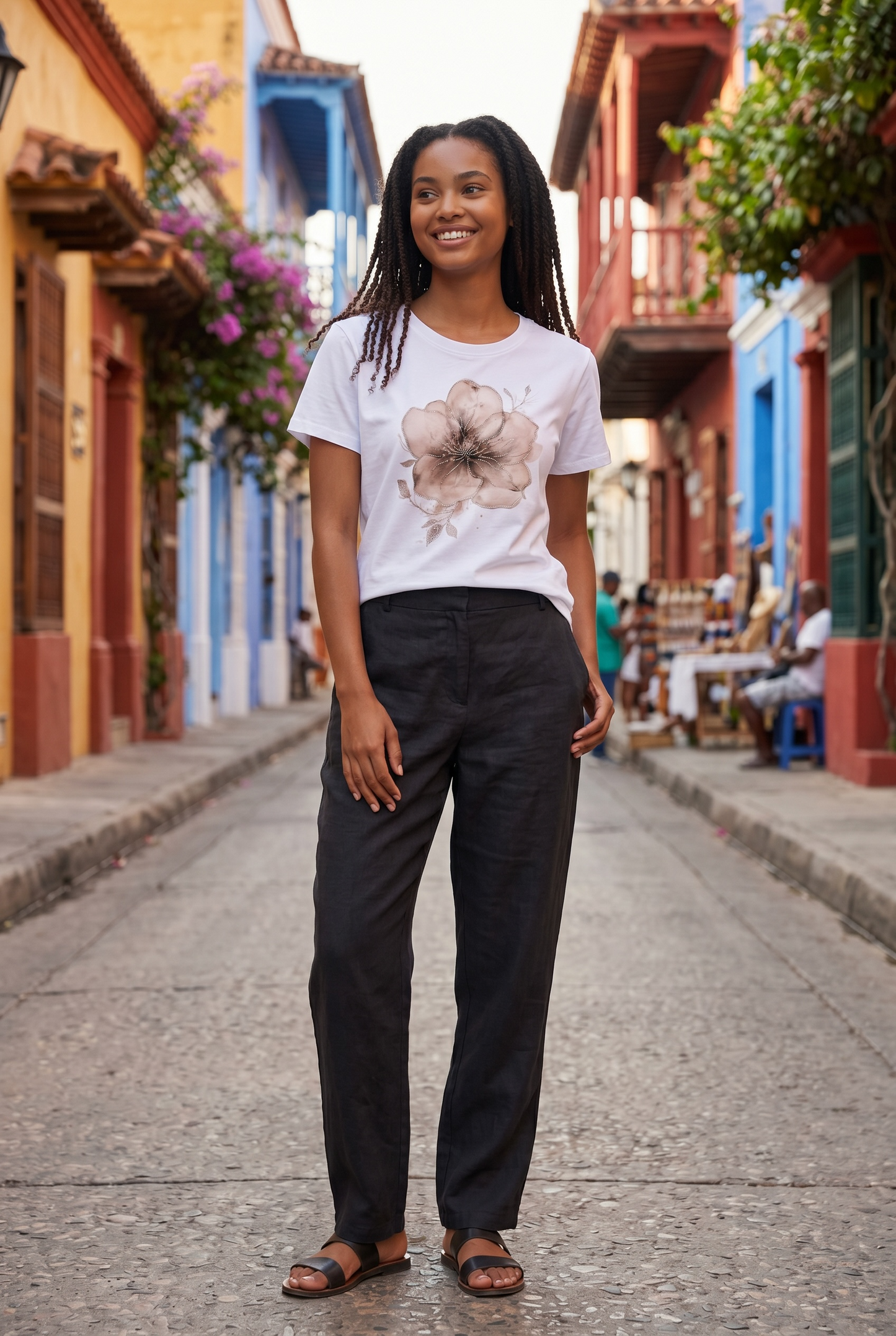 Weißes Kurzarmshirt mit Blume und silbernen Strasssteinen