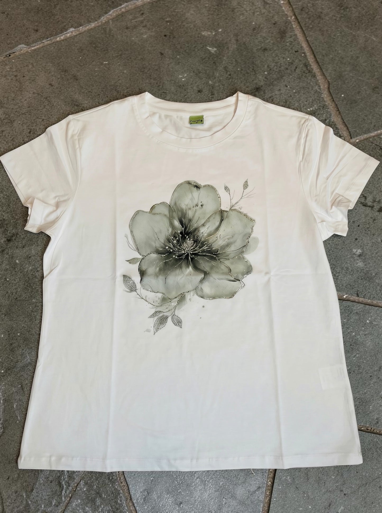 Weißes Kurzarmshirt mit Blume und silbernen Strasssteinen