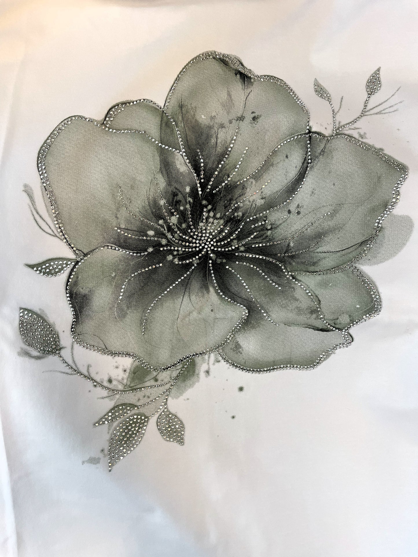 Weißes Kurzarmshirt mit Blume und silbernen Strasssteinen