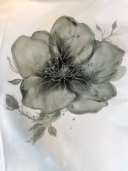 Weißes Kurzarmshirt mit Blume und silbernen Strasssteinen