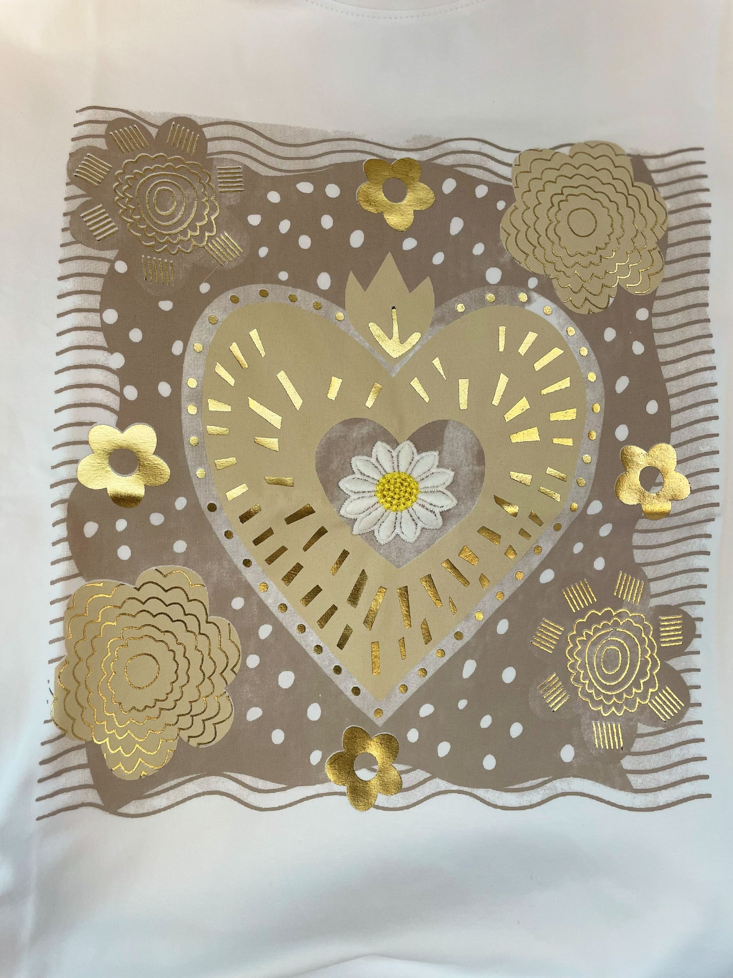 Weißes Kurzarmshirt mit braunem Herz-Blumen Aufdruck