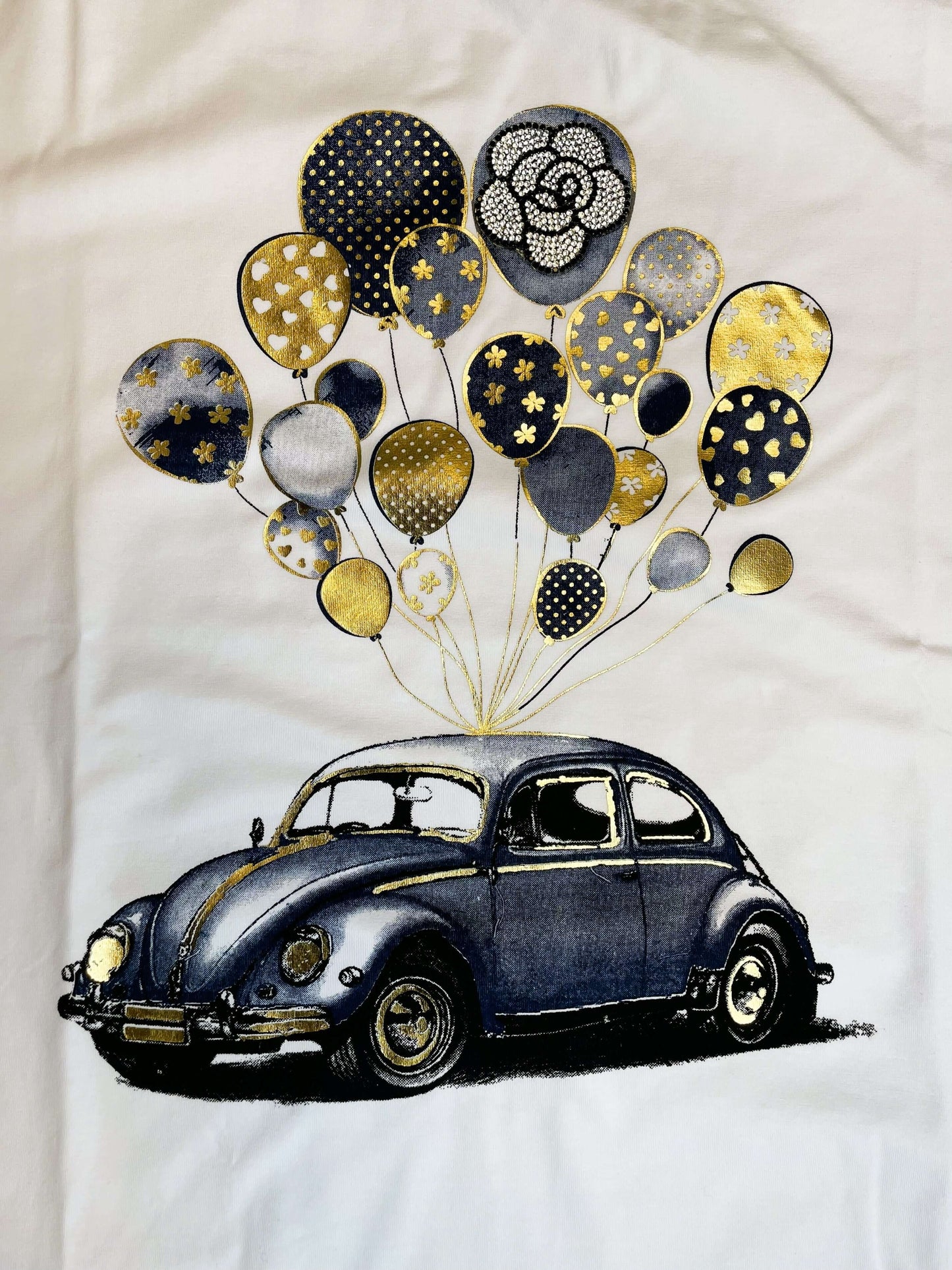 Weißes Kurzarmshirt mit Käferauto-Luftballons Motiv