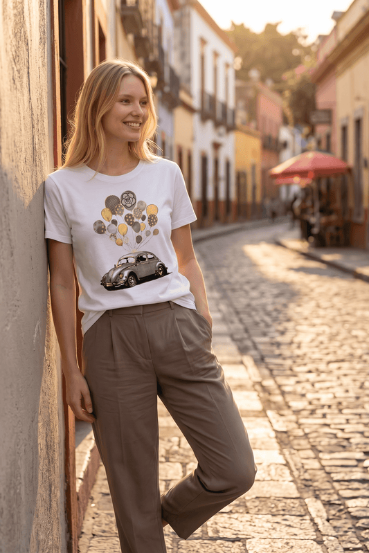 Weißes Kurzarmshirt mit Käferauto-Luftballons Motiv