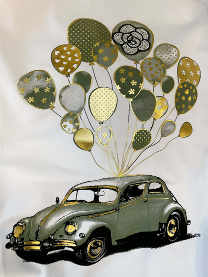 Weißes Kurzarmshirt mit Käferauto-Luftballons Motiv