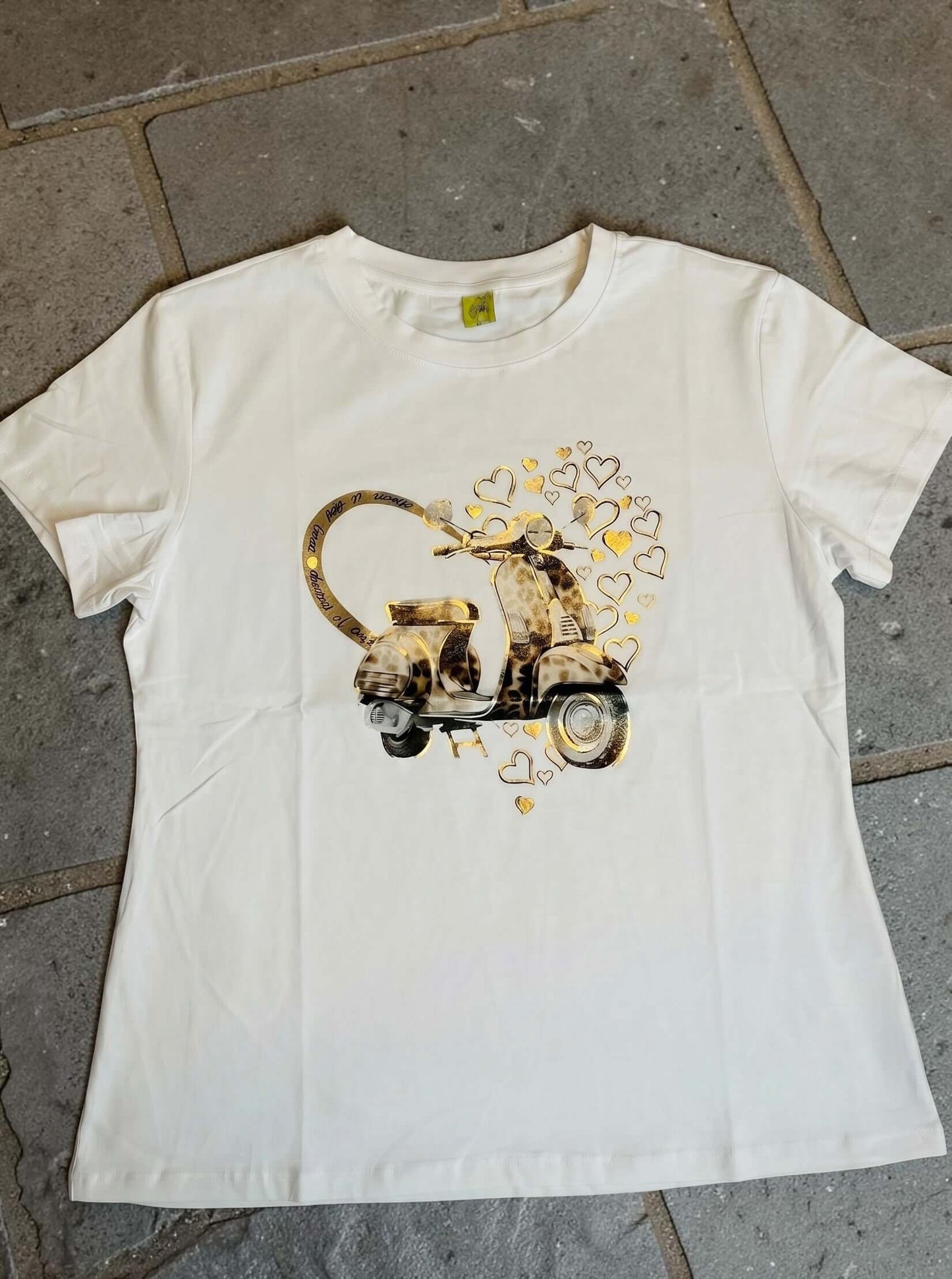 Weißes Kurzarmshirt mit Vespa und Herzen - braun/gold
