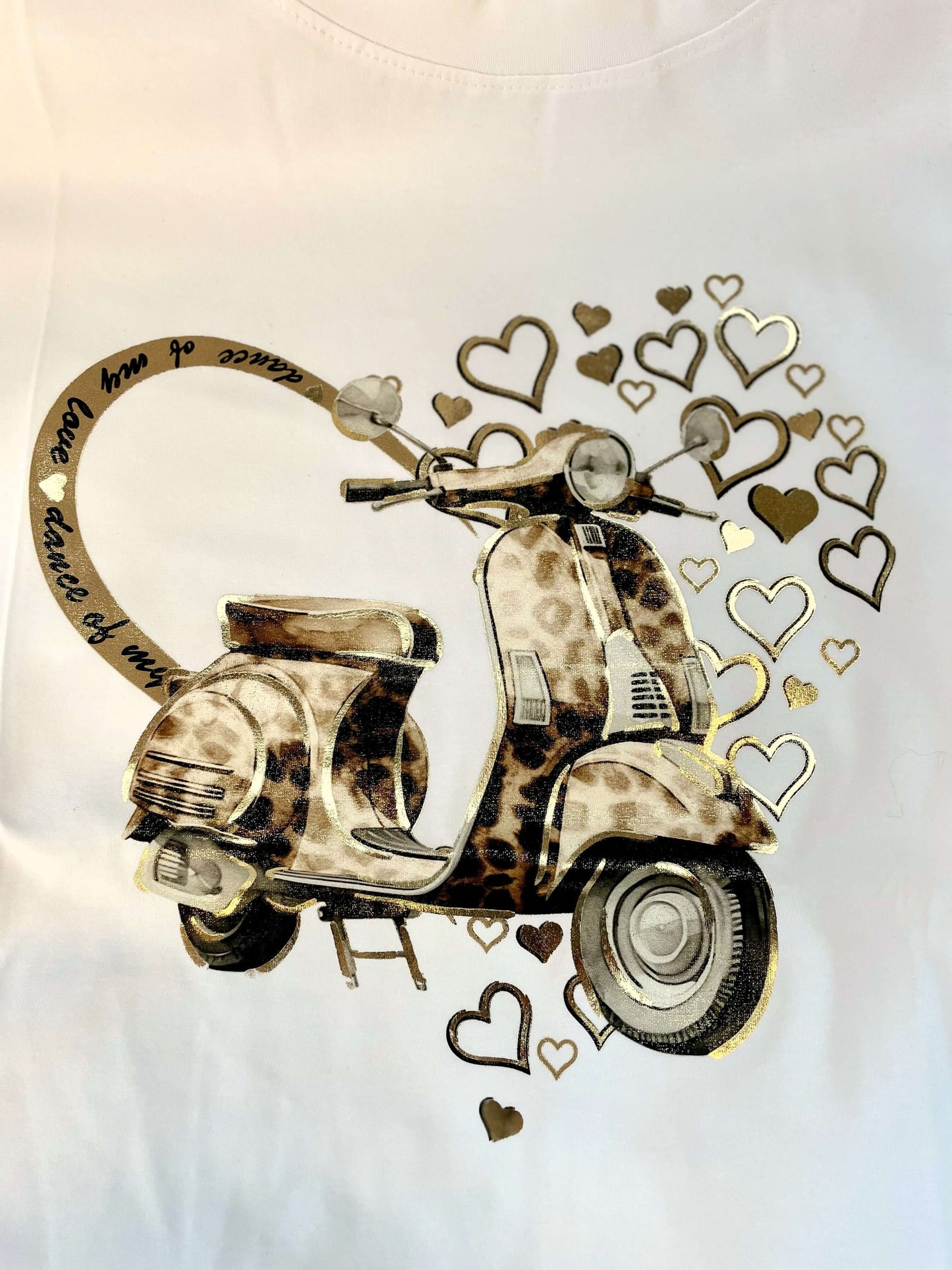 Weißes Kurzarmshirt mit Vespa und Herzen - braun/gold
