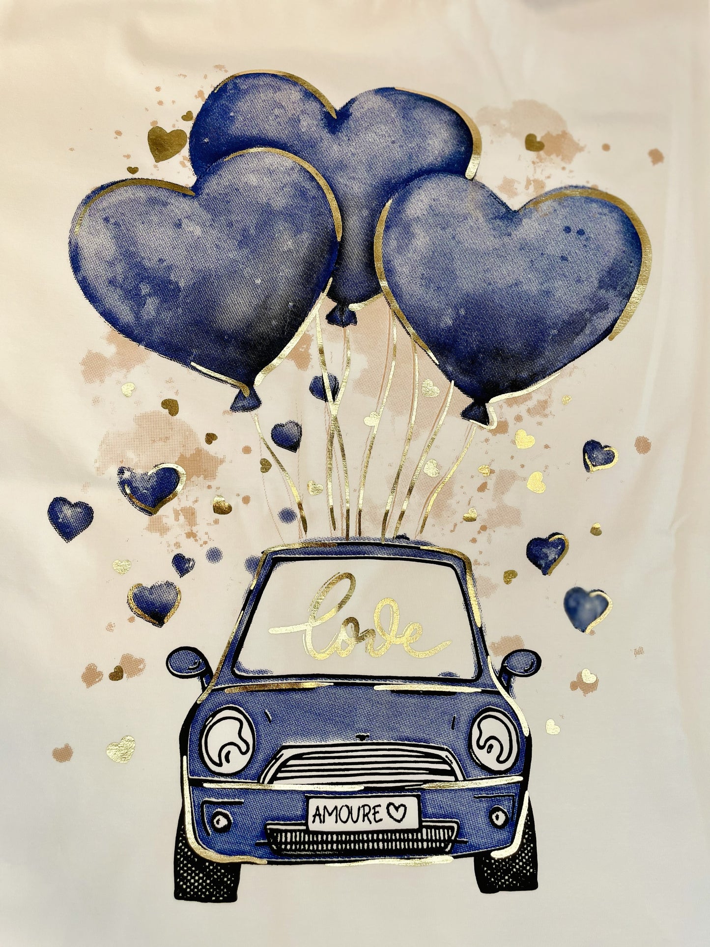 Weißes Kurzarmshirt mit Auto-Herzluftballons Motiv