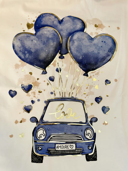 Weißes Kurzarmshirt mit Auto-Herzluftballons Motiv
