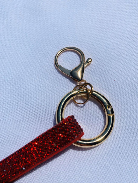 Taschenanhänger mit roten Strasssteinen