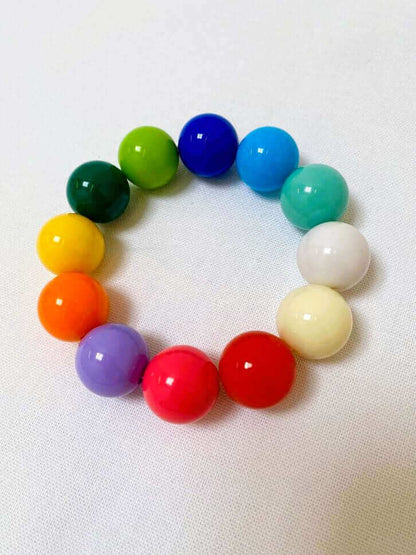 Armband mit bunten Kugeln