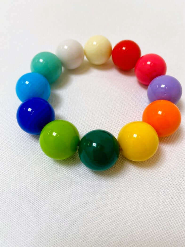 Armband mit bunten Kugeln