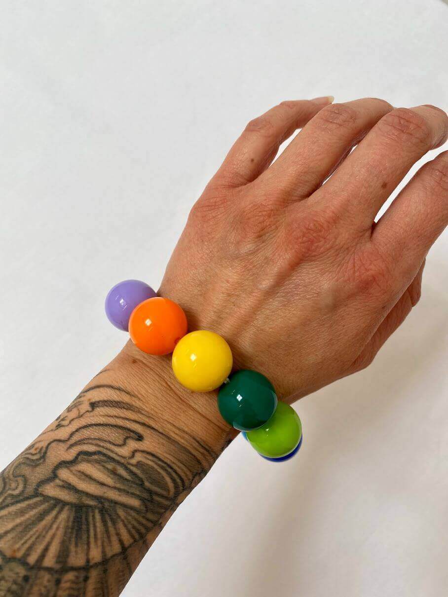 Armband mit bunten Kugeln