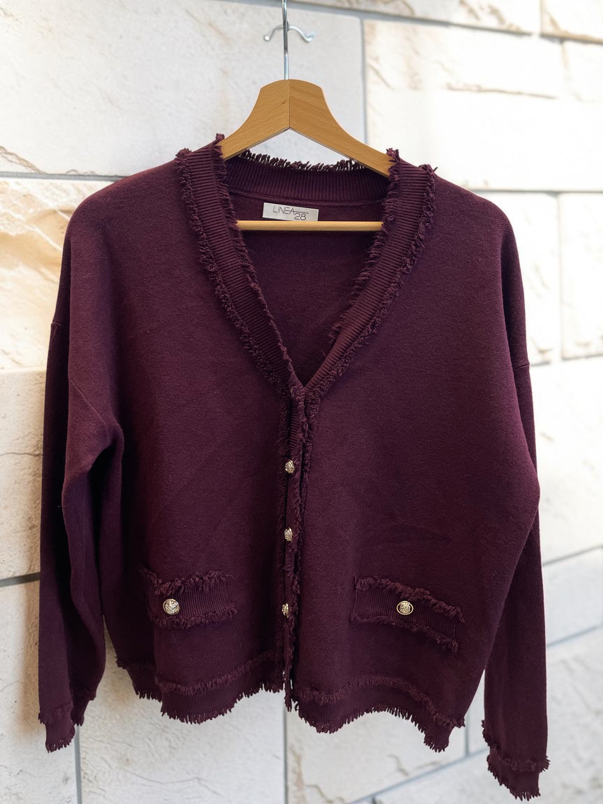 Lässiger Strickblazer mit ausgefranstem Detail und goldenen Knöpfen