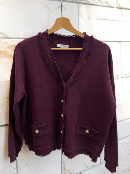 Lässiger Strickblazer mit ausgefranstem Detail und goldenen Knöpfen