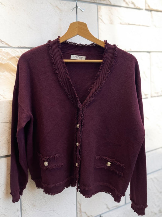 Lässiger Strickblazer mit ausgefranstem Detail und goldenen Knöpfen