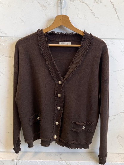 Lässiger Strickblazer mit ausgefranstem Detail und goldenen Knöpfen