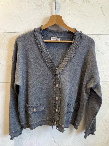 Lässiger Strickblazer mit ausgefranstem Detail und goldenen Knöpfen