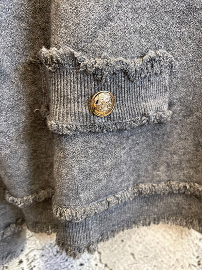 Lässiger Strickblazer mit ausgefranstem Detail und goldenen Knöpfen