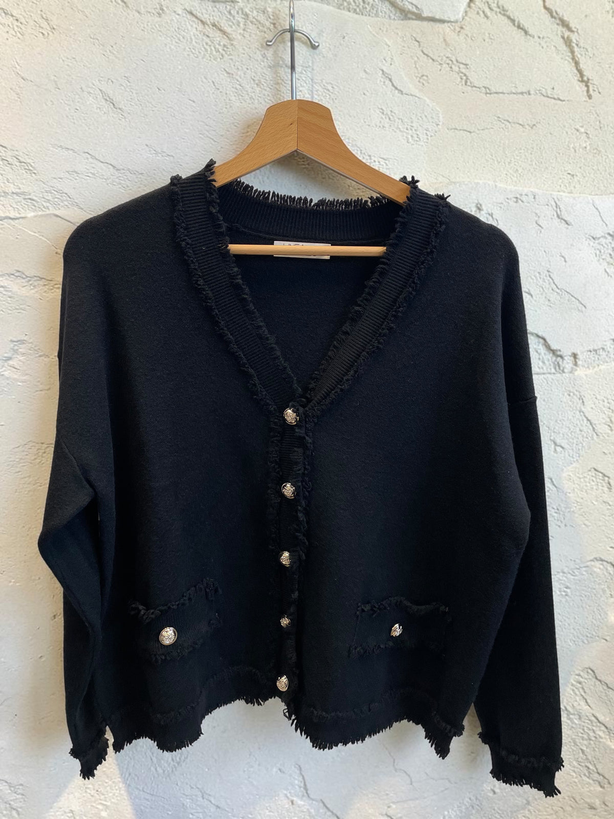 Lässiger Strickblazer mit ausgefranstem Detail und goldenen Knöpfen