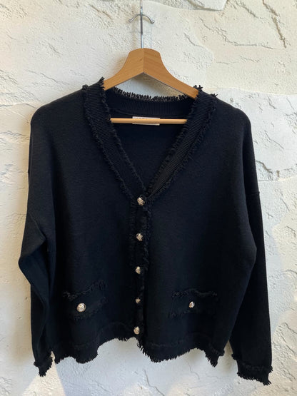Lässiger Strickblazer mit ausgefranstem Detail und goldenen Knöpfen