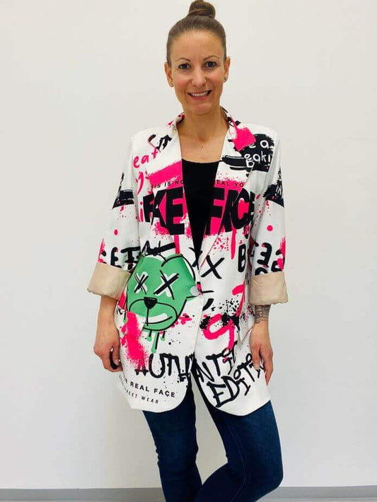 Weißer Blazer mit Schrift und grünem Bär
