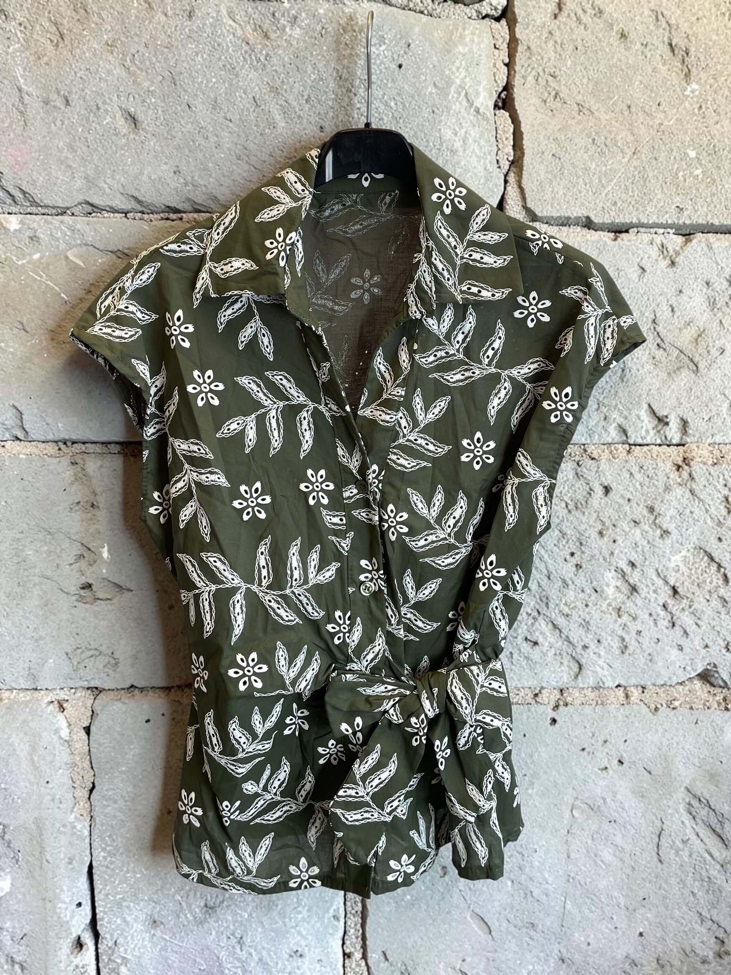 Ärmellose Bluse aus Baumwolle mit seitlicher Masche