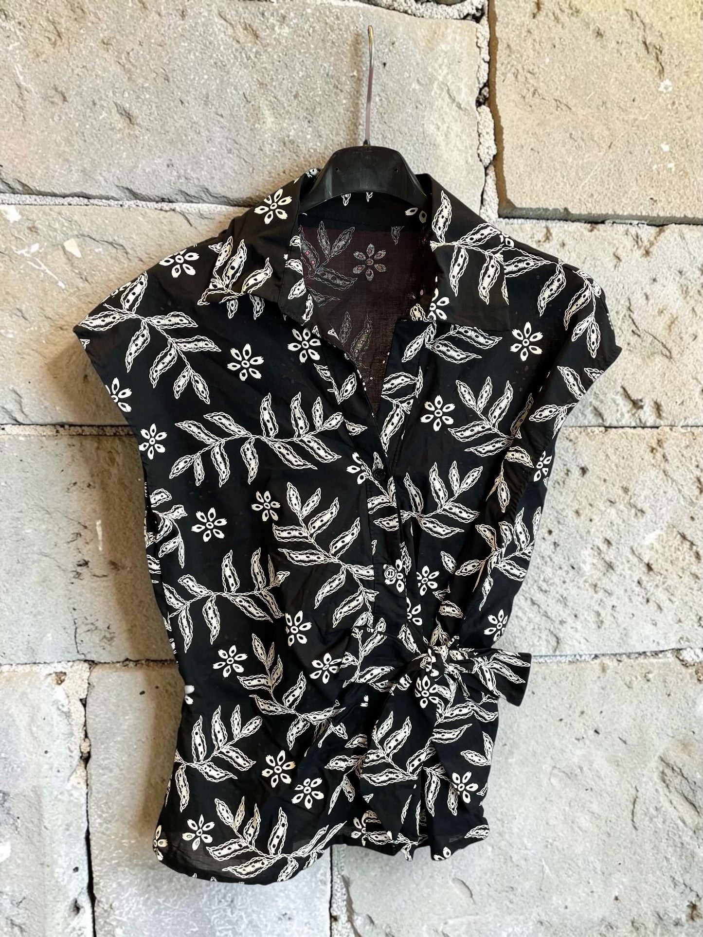 Ärmellose Bluse aus Baumwolle mit seitlicher Masche