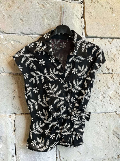 Ärmellose Bluse aus Baumwolle mit seitlicher Masche