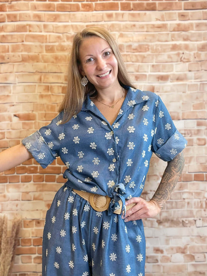Kurze Jeansbluse zum Binden mit Lochstickerei