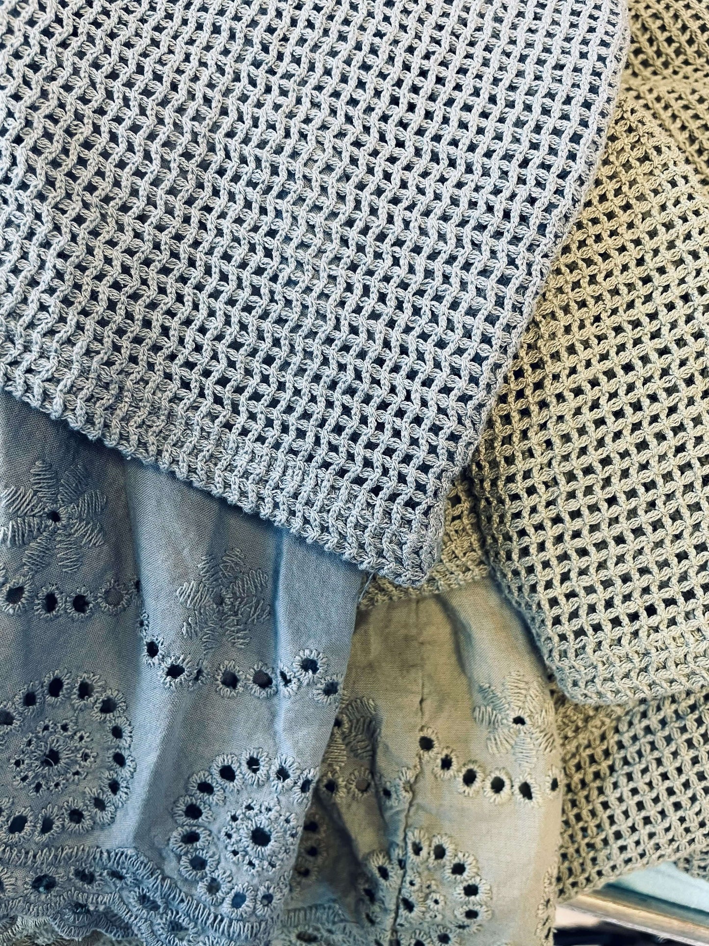 Kurzarm Baumwoll-Bluse mit Netz und Rüschen