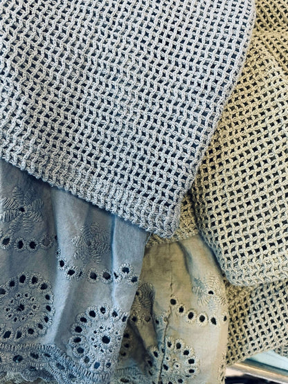 Kurzarm Baumwoll-Bluse mit Netz und Rüschen