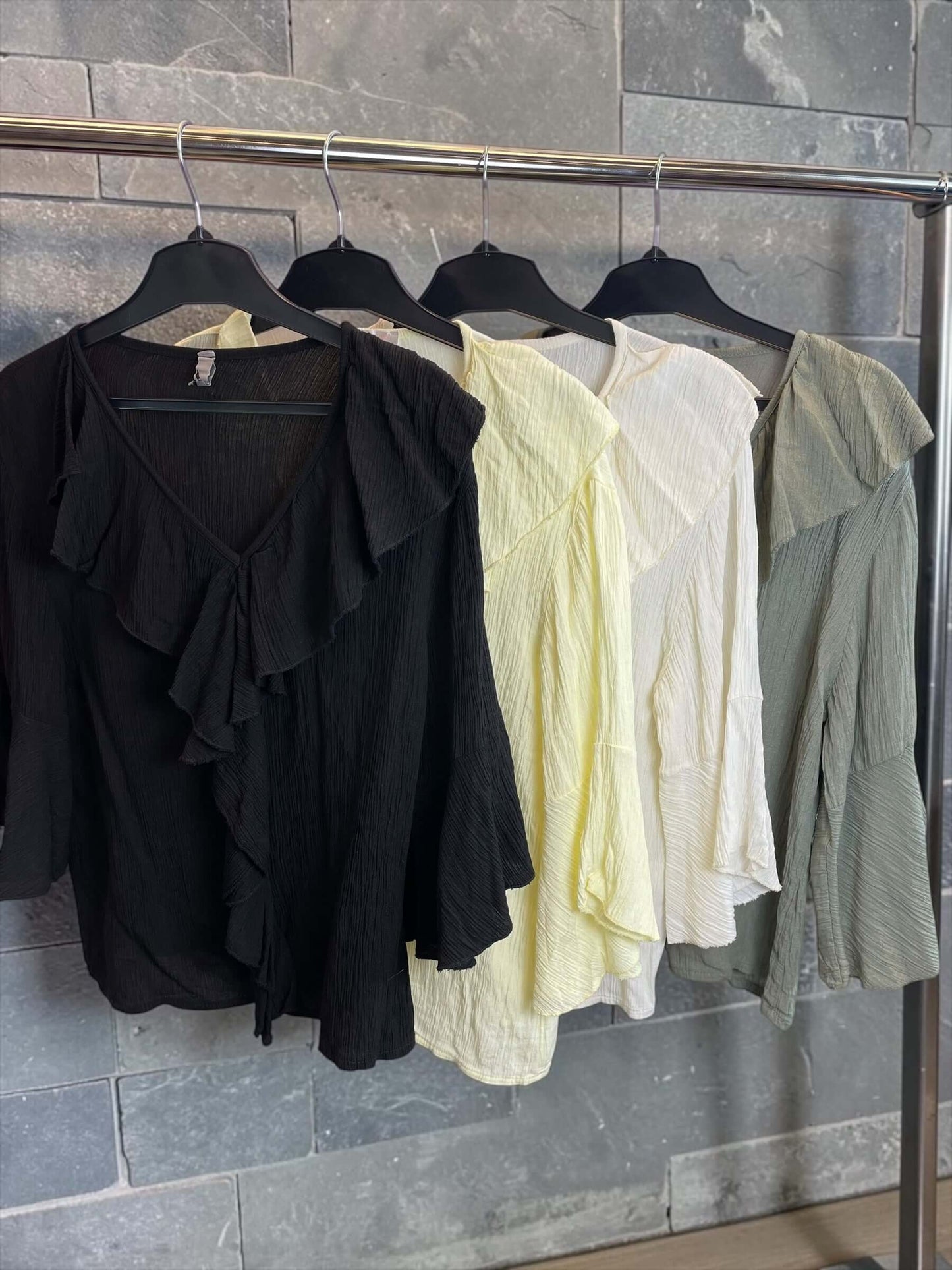 Rüschenbluse mit V-Ausschnitt und Silberfäden