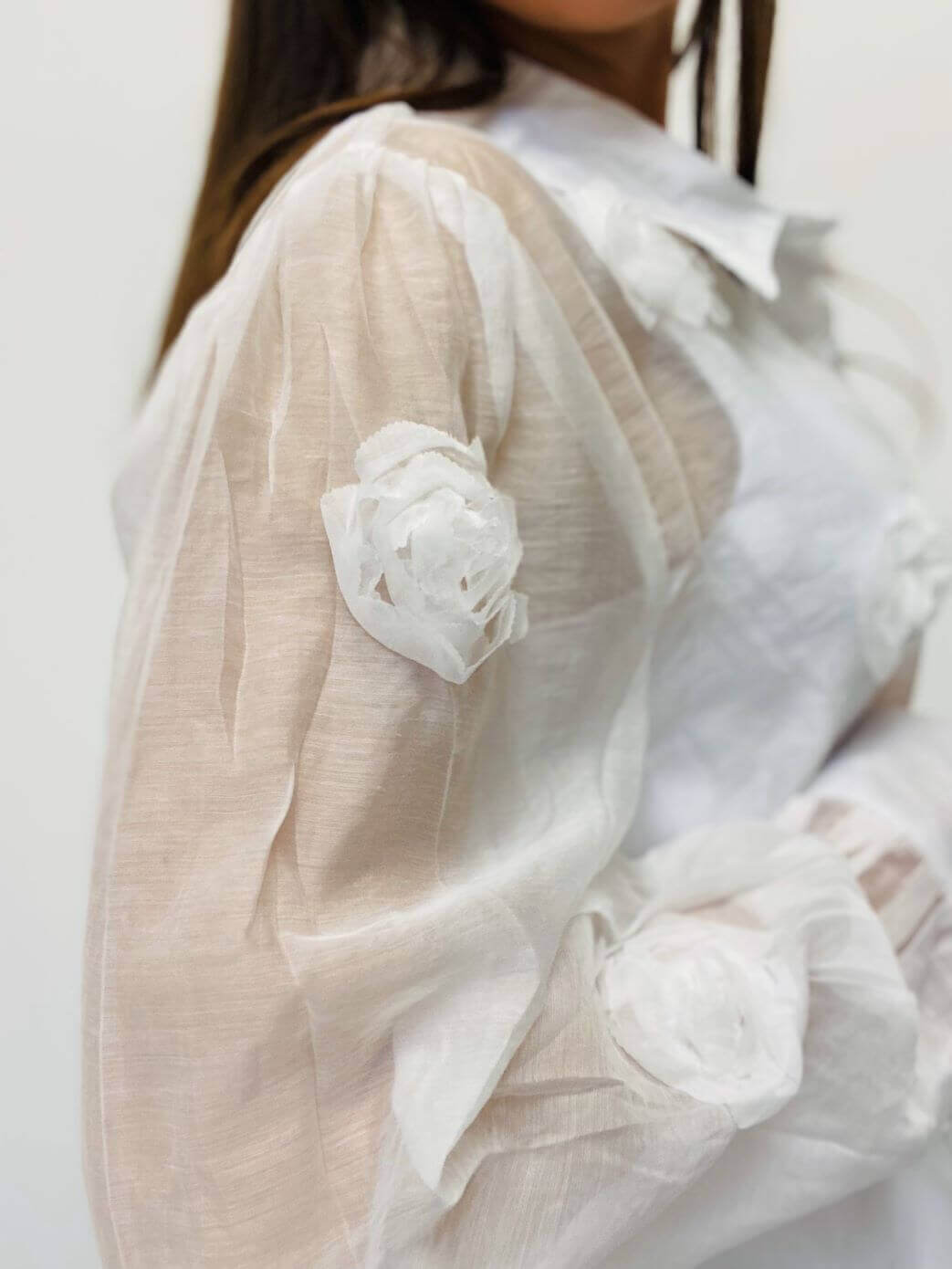 Transparente Bluse mit Blumen-Aufnähern