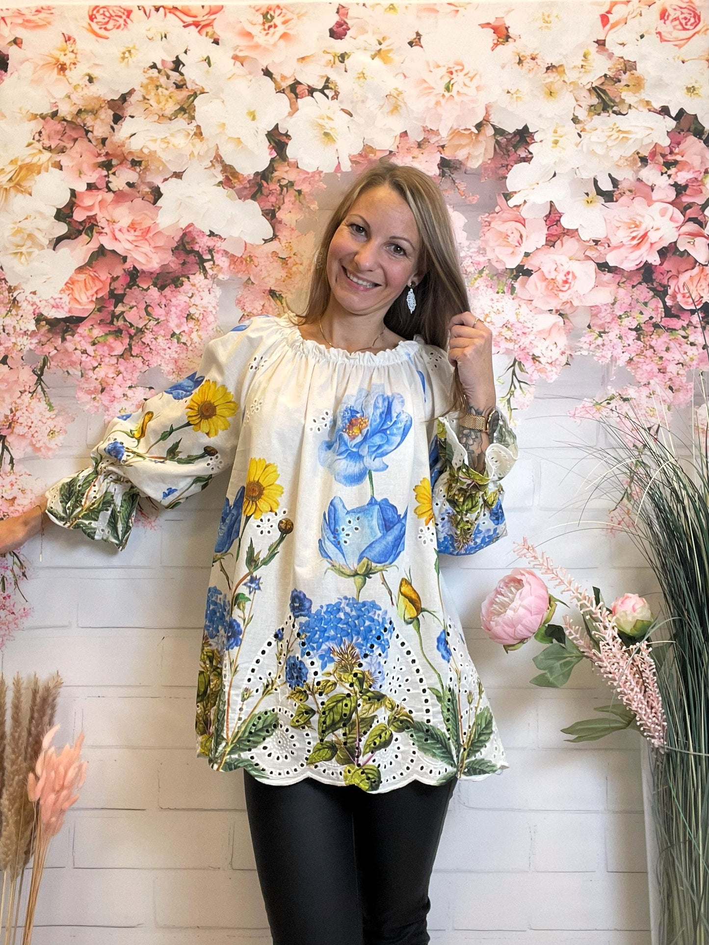 Weiße Langarmbluse mit bunten Blumen & Lochstickerei