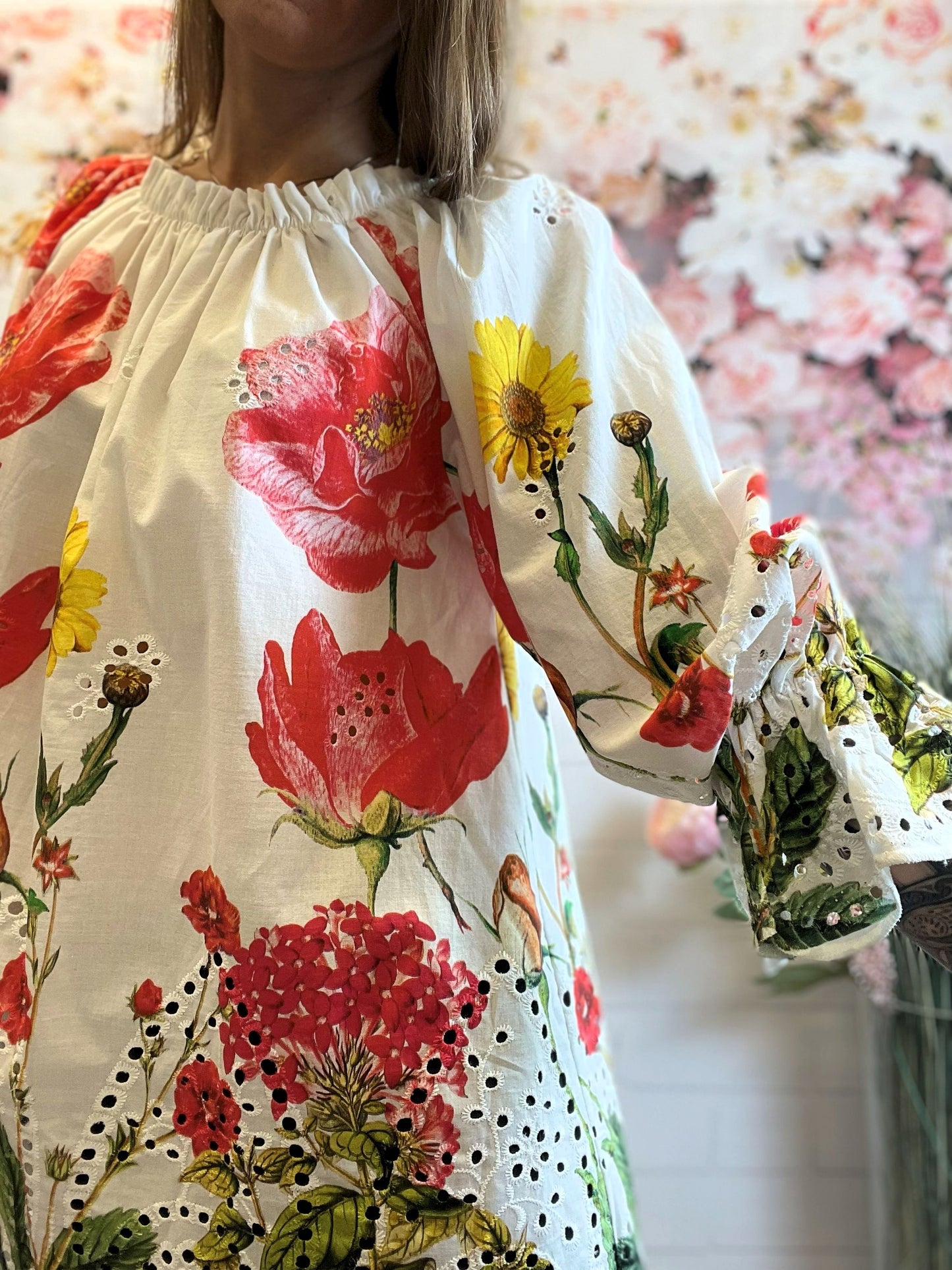 Weiße Langarmbluse mit bunten Blumen & Lochstickerei