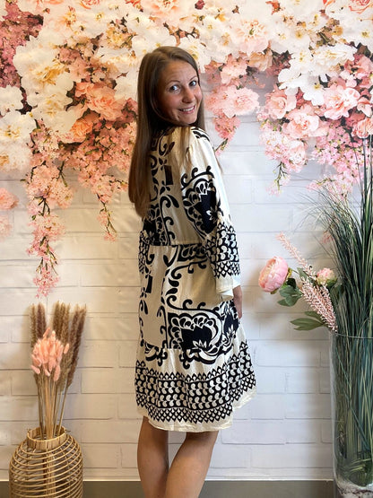 Knielanges gemustertes Boho-Kleid mit Ärmeln