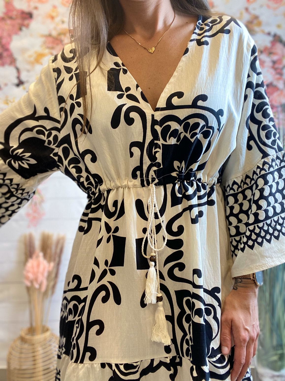 Knielanges gemustertes Boho-Kleid mit Ärmeln
