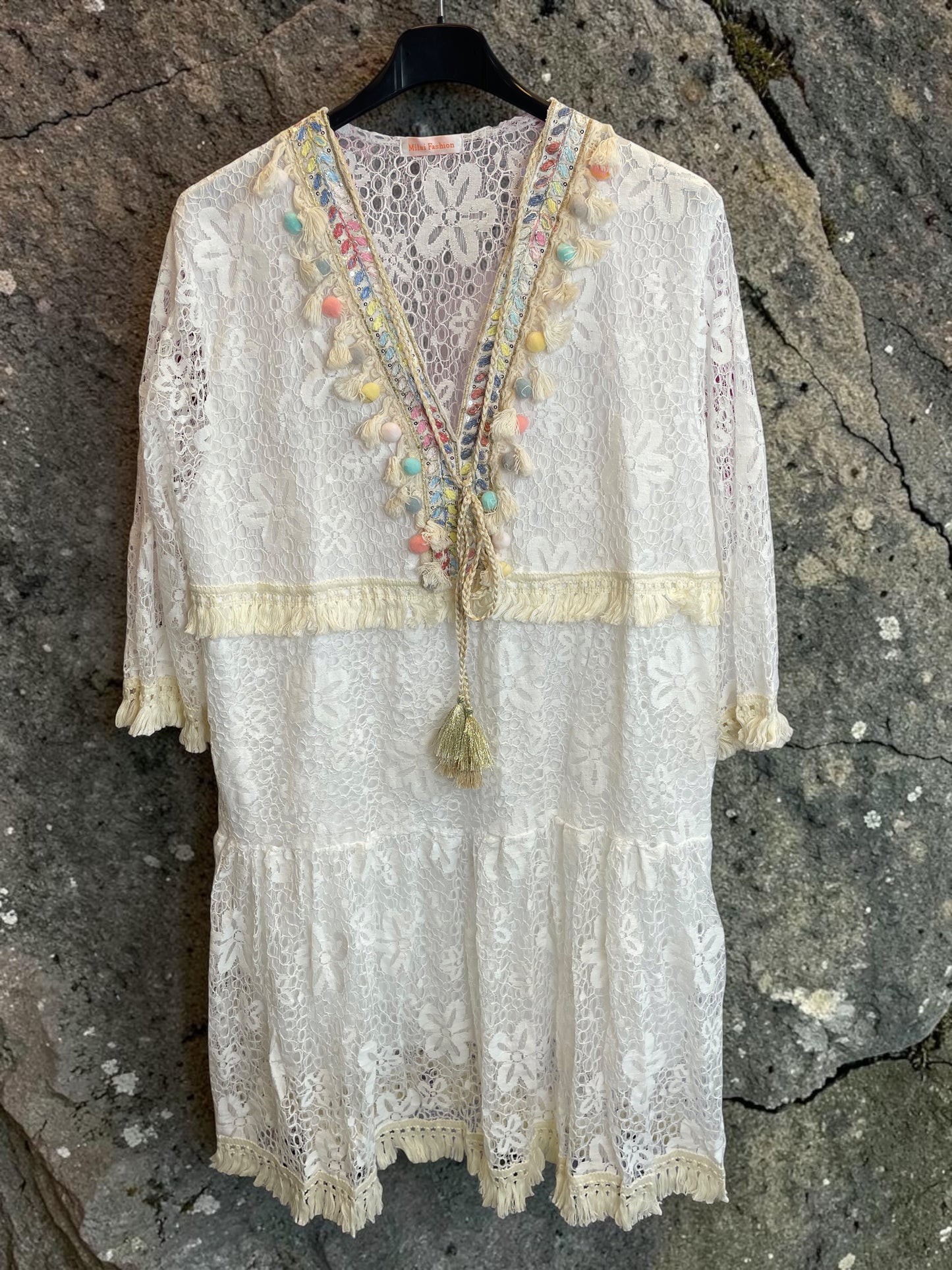 Weißes Bohokleid mit Fransen - knielang 3/4-Arm
