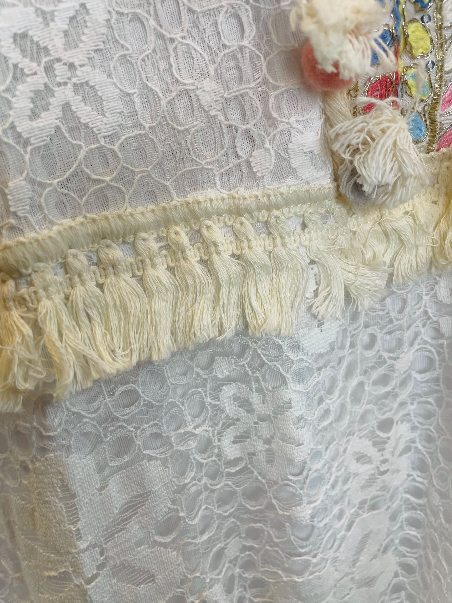 Weißes Bohokleid mit Fransen - knielang 3/4-Arm