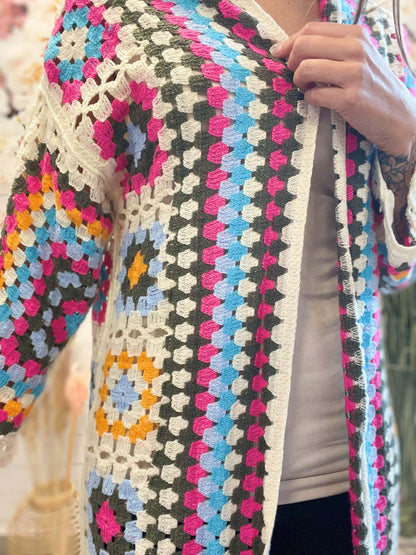 Lange bunte Häkelweste