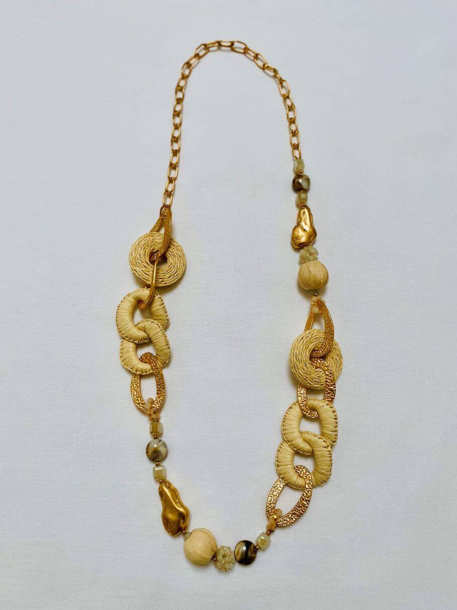 Lange goldene Halskette mit beigefarbenen Anhängern